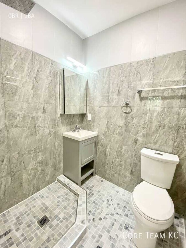 Building Photo - 110 E 40th St