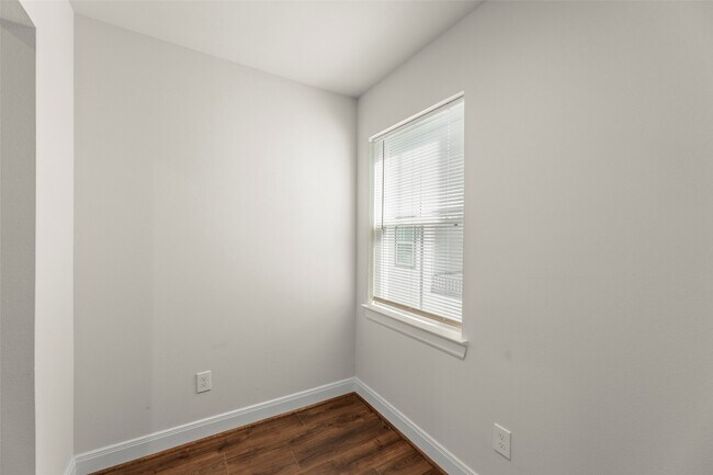 Building Photo - 2718 Grand Fountains Dr