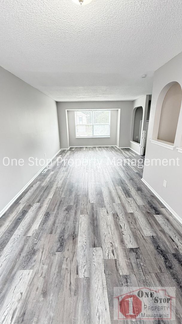 Building Photo - Beautiful 3 Bedroom 2 Bathroom Home in Blu...