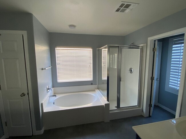 Building Photo - Gorgeous 4Bed/2.5Bath/2Car, 2-Story Residence with Loft in Mountains Edge Area gated Community!