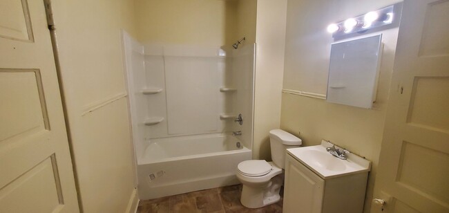 Building Photo - 3 Bedroom 1 Bathroom House