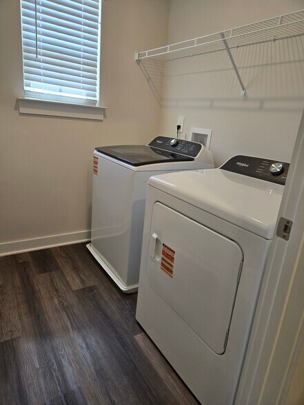 2nd floor laundry - 3901 Northbrook Dr