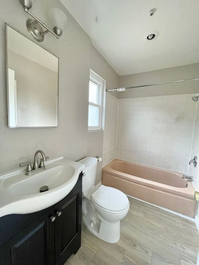 Building Photo - Charming Updated 1-Bedroom Apartment in Downtown Santa Rosa – $1,650/month