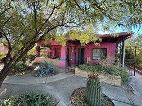 Building Photo - 2 bedrooms-1 bath - on 4th Ave