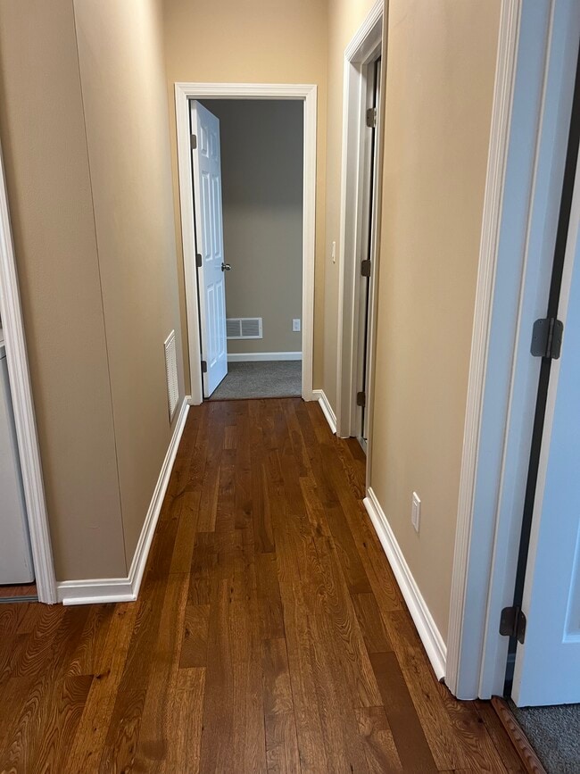 Building Photo - 54 W Sharon Rd