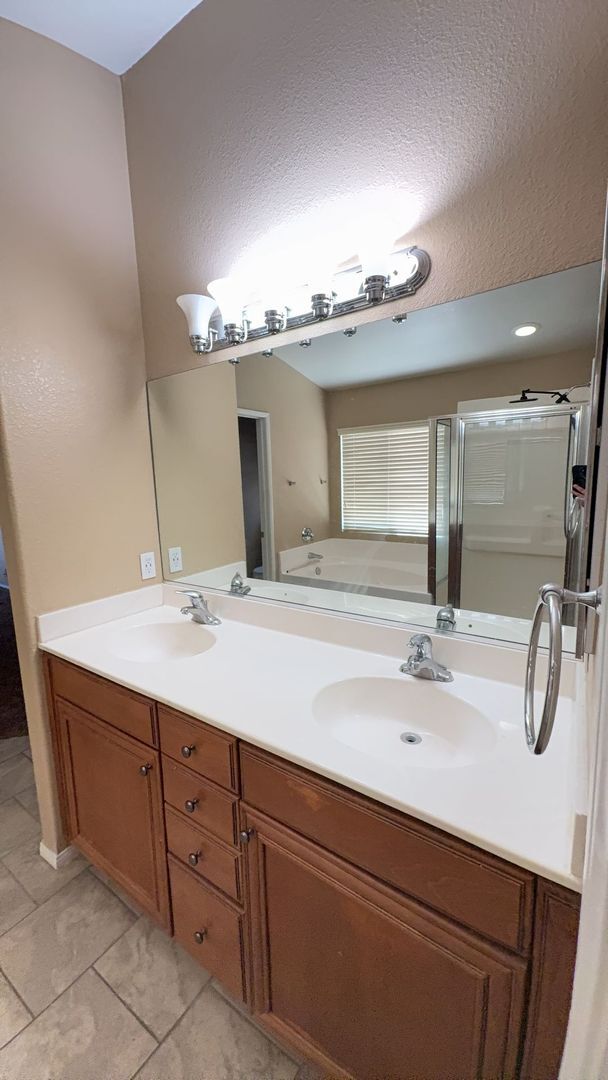 Building Photo - 21247 Chardonnay Dr