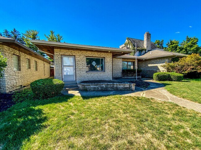 Building Photo - Remodeled Westgate Home with Attached Prof...