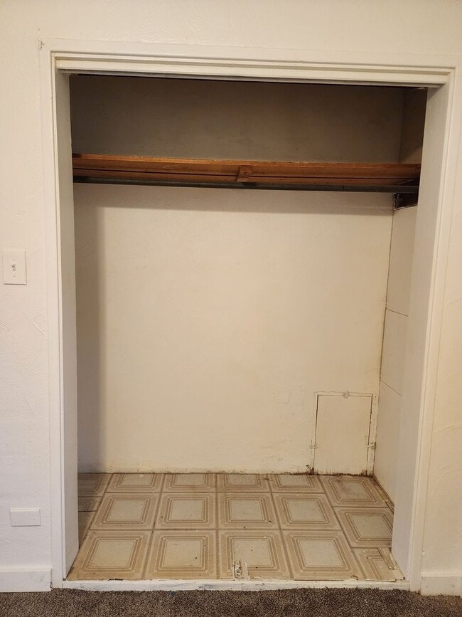 Building Photo - 1 bed 1 bath unit w/ shared laundry