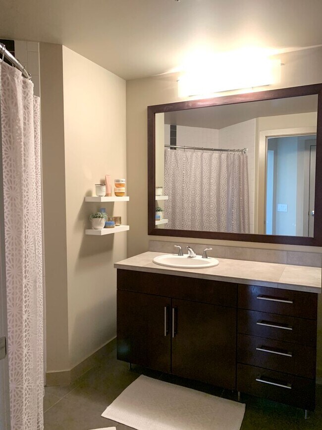 Building Photo - Stunning 1 Bedroom Condo in the Heart of Downtown/South Lake Union!