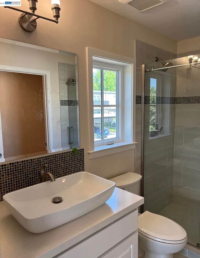 Building Photo - 3856 Vineyard Ave