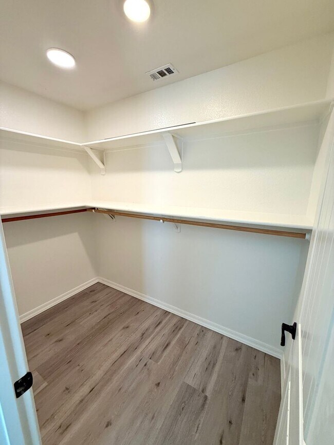 Building Photo - Modern 3 Bed, 2 Bath Home with Open Floor Plan & New Flooring – Fort Mohave- Available Now!