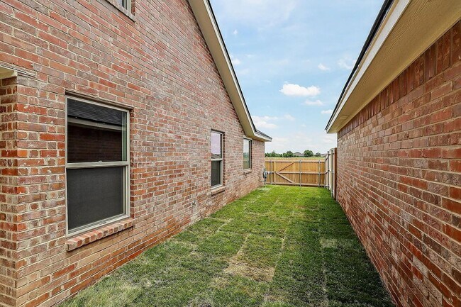 Building Photo - 7605 Woodford Ave