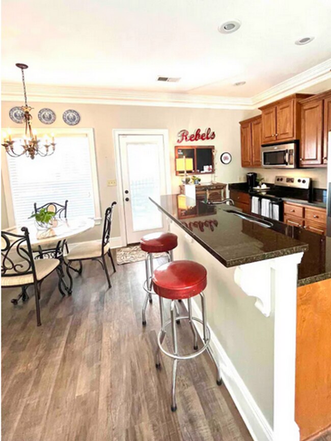 Building Photo - 3 bed/3 bath Furnished/Unfurnished