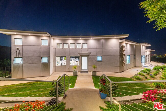 Building Photo - 28405 Via Acero St