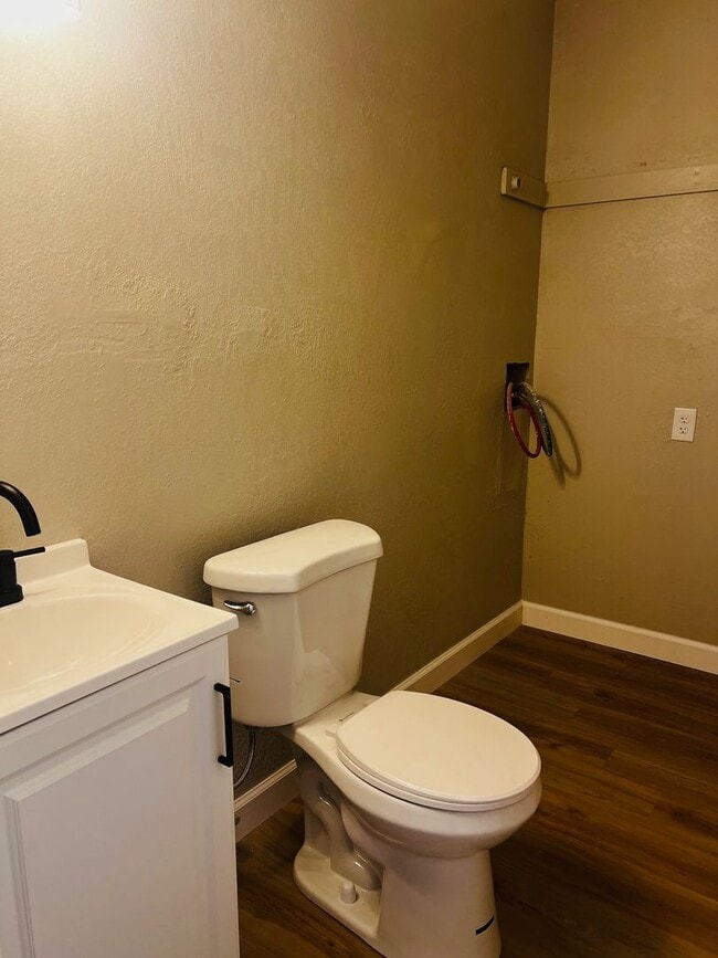 Building Photo - Available Now – Updated 3 Bedroom Tri-Plex...