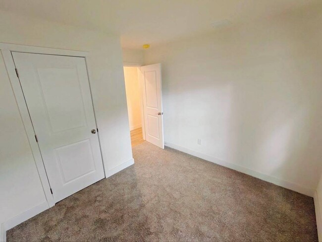 Building Photo - 824 S 1st St