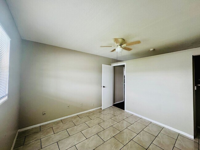 Building Photo - 1 Bed/1 Bath Second Floor Condo in recently renovated apartment community!