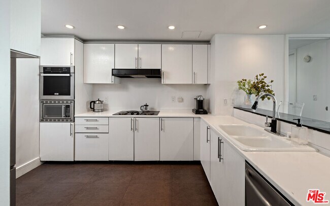 Building Photo - 10520 Wilshire Blvd
