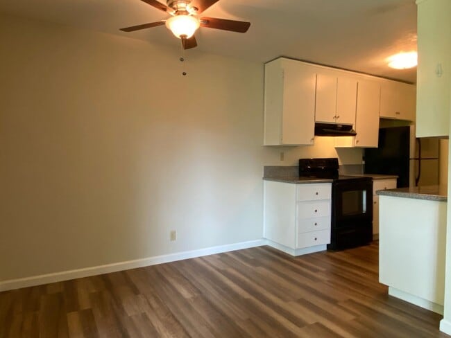 Building Photo - Updated Top Floor Corner Unit-Community Po...