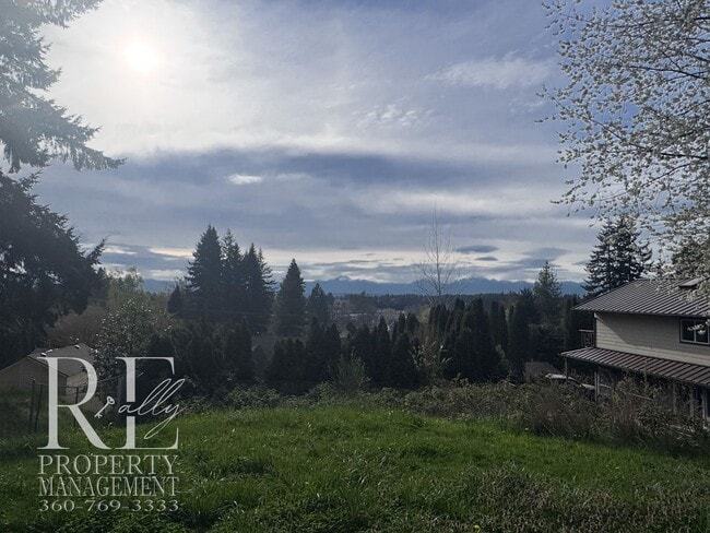 Building Photo - Private Retreat with Expansive Yard & Loft Space