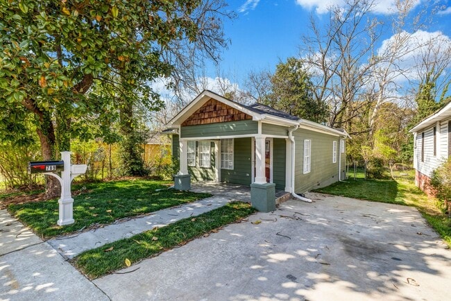 Building Photo - CHARMING 3 BEDROOM BUNGALOW WITH BONUS ROO...
