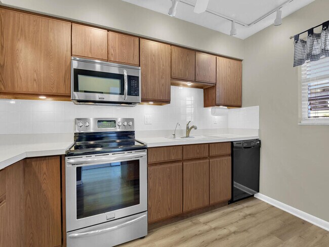 Building Photo - 6815 Sandtrap Dr