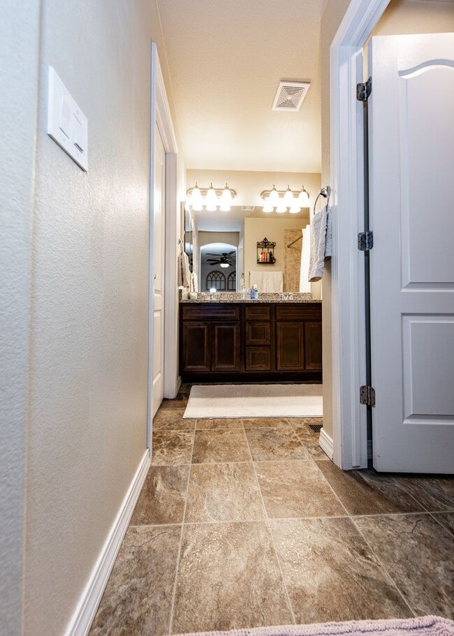 Building Photo - Gorgeous Gold Hills Mesa 2 Bedroom
