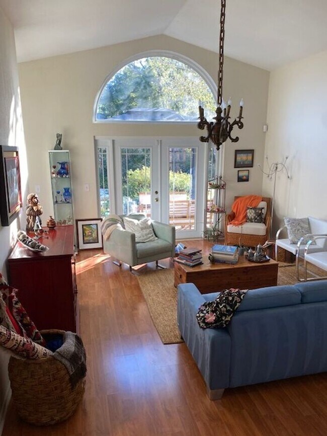 Building Photo - Florida living at its finest with the 2 bedrooms and 2 bathrooms plus a flex room home!