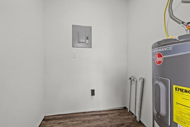 Building Photo - Beautiful 3 Bedroom 2 Bathroom