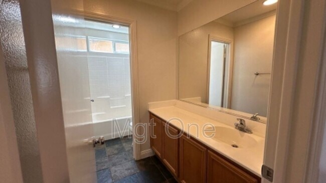 Building Photo - 564 Botan St