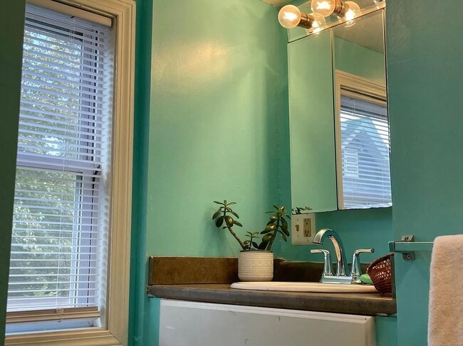 Building Photo - 71 Hickok St