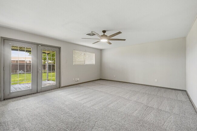 Building Photo - 4-Bedroom in Baytown's Craigmont Place with Washer, Dryer, and Fridge Included.
