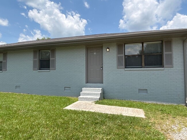 Building Photo - Charming 2 Bedroom Duplex in Manchester!