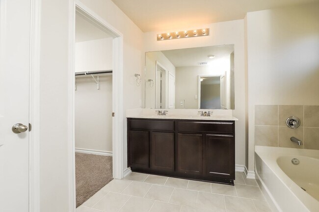 Building Photo - 4 Bedrooms- 11 miles from Lackland AFB