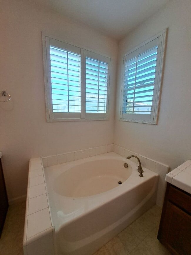 Building Photo - Beautiful 4 Bedroom Home Near Island Water...