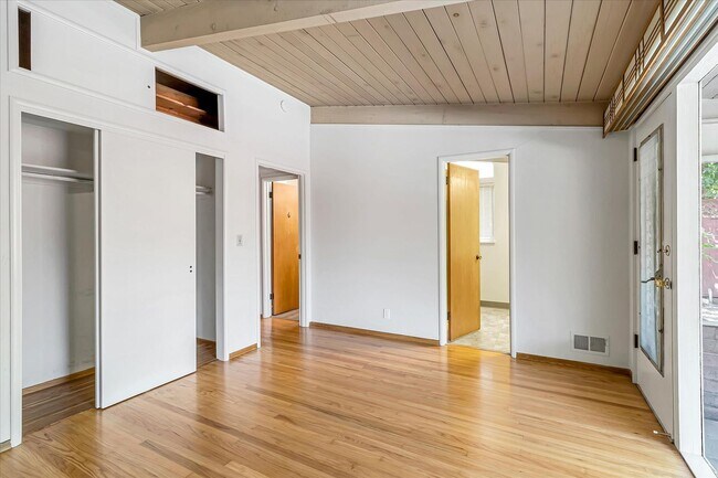 Building Photo - 3 Bedroom 2 Bath Home located in Palo Alto's Palo Verde Neighborhood!