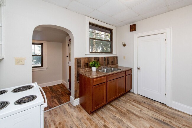 Building Photo - Beautifully updated Tudor style duplex. Upper unit. Large rooms. 2 balconies, private entry. Fenc...