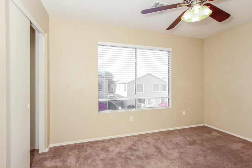 Building Photo - 7014 S 40th Ln