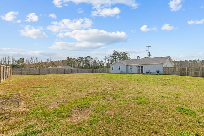 Building Photo - 3 Bedroom 2 Bathroom Home