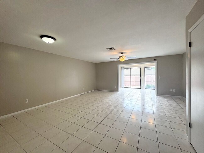 Building Photo - 3B/2.5B Townhome Unit ~ Beacon Hill Community ~ Carpet Free