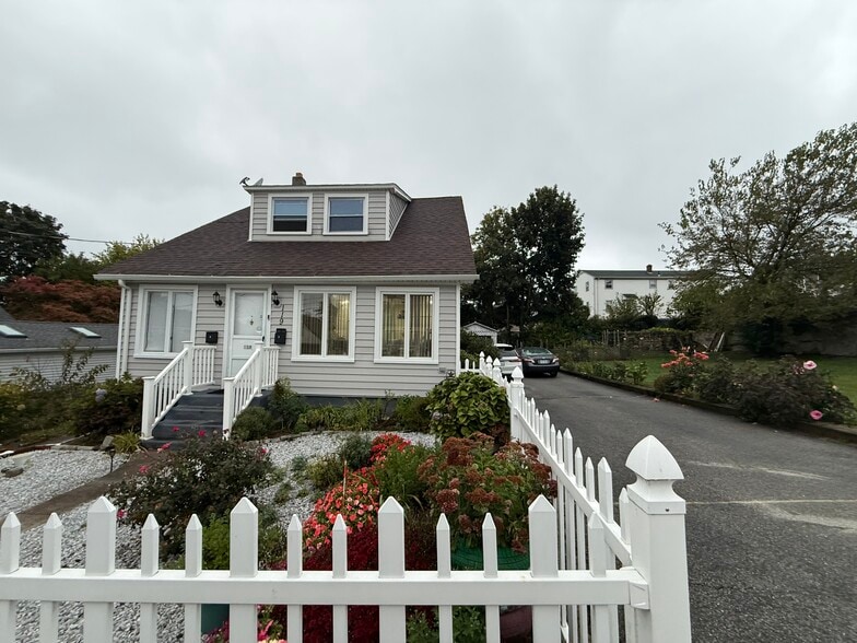 Building Photo - 119 Wales St