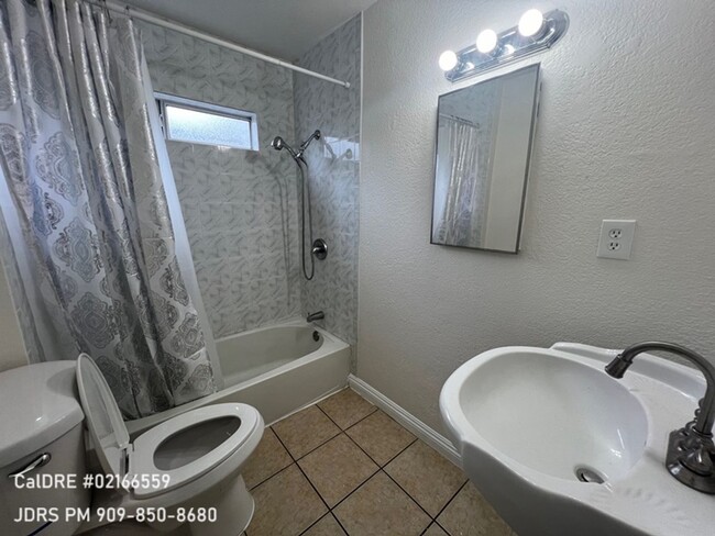 Building Photo - Rialto 2 bedroom Home