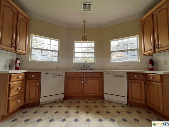 Building Photo - 808 Rose Way