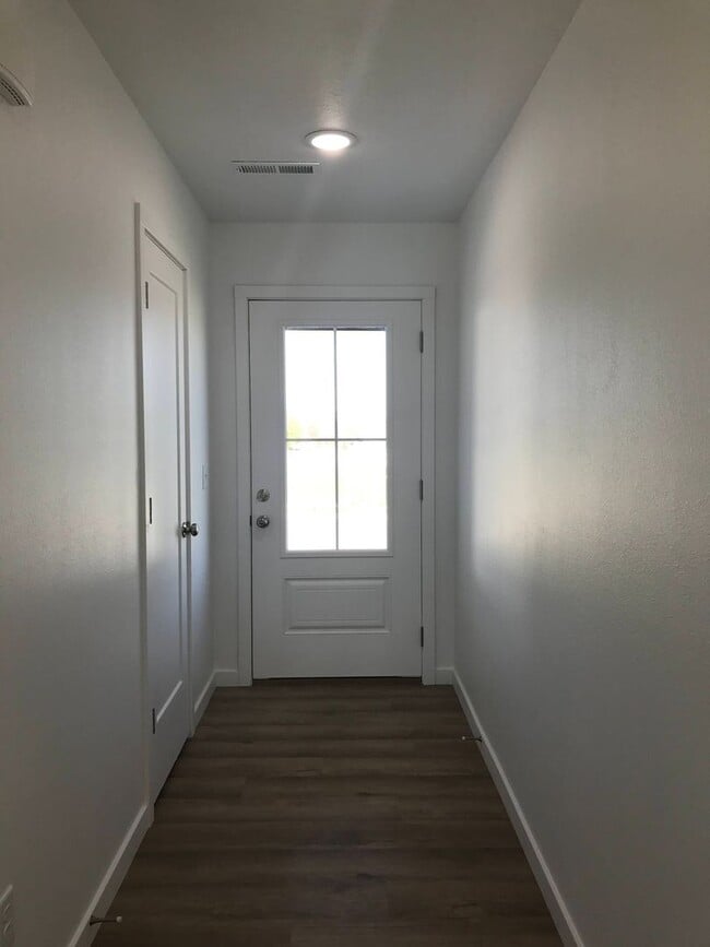 Building Photo - Executive Rental - 4 Bedroom 2 Baths