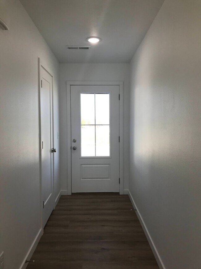 Building Photo - Executive Rental - 4 Bedroom 2.5 Baths