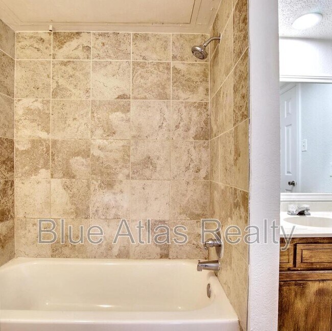 Building Photo - 6857 S Creek Dr