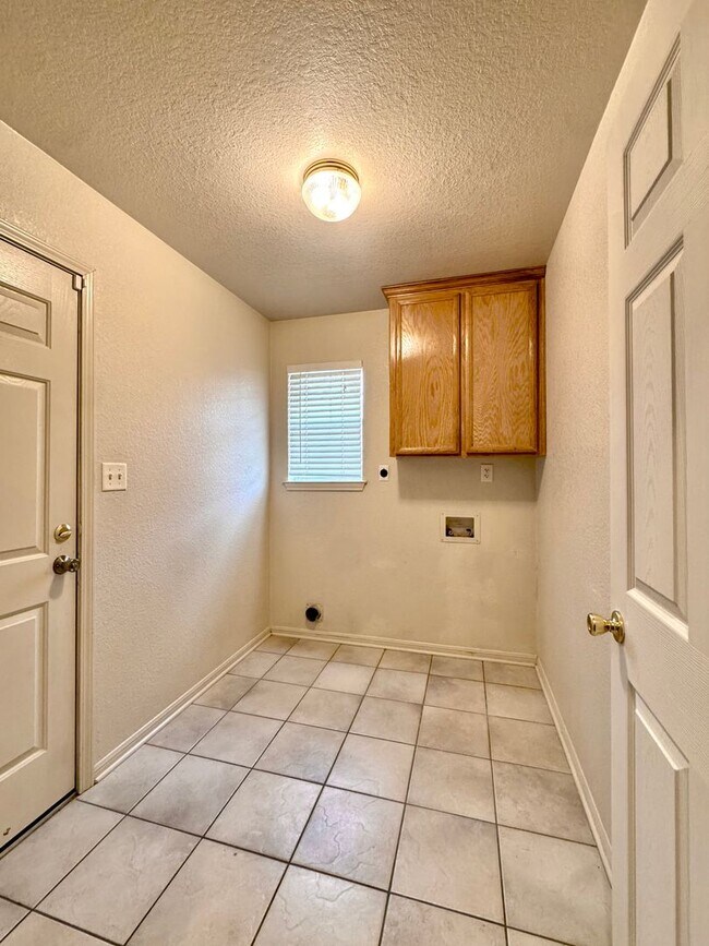 Building Photo - 3 Bedrooms, 2 Bath, 2 Car Garage, with private office conveniently located to multiple Fort Hood ...