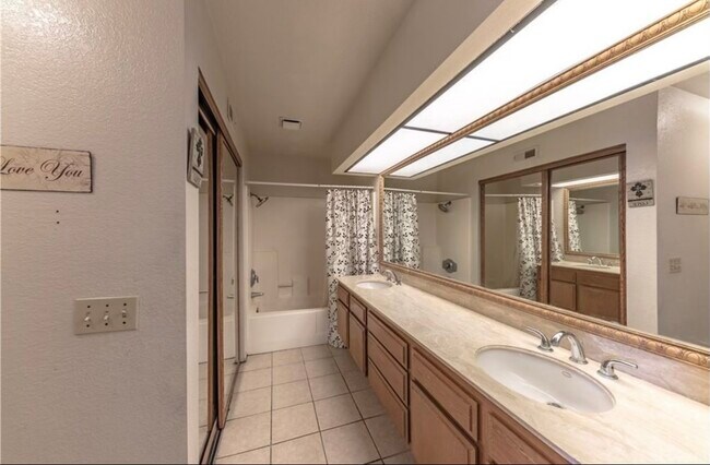 Building Photo - 13100 Creek View Dr