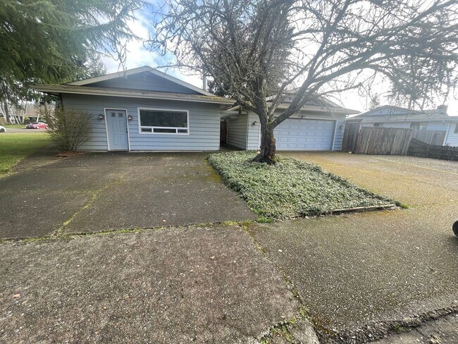 Building Photo - Amazing Freshly Updated Four Bedroom Two Bath Home In Amazing Lebanon Location!