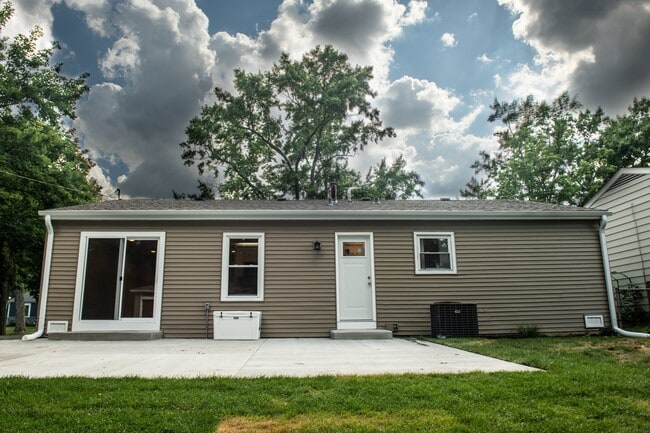 Building Photo - 1028 Valley Stream Dr